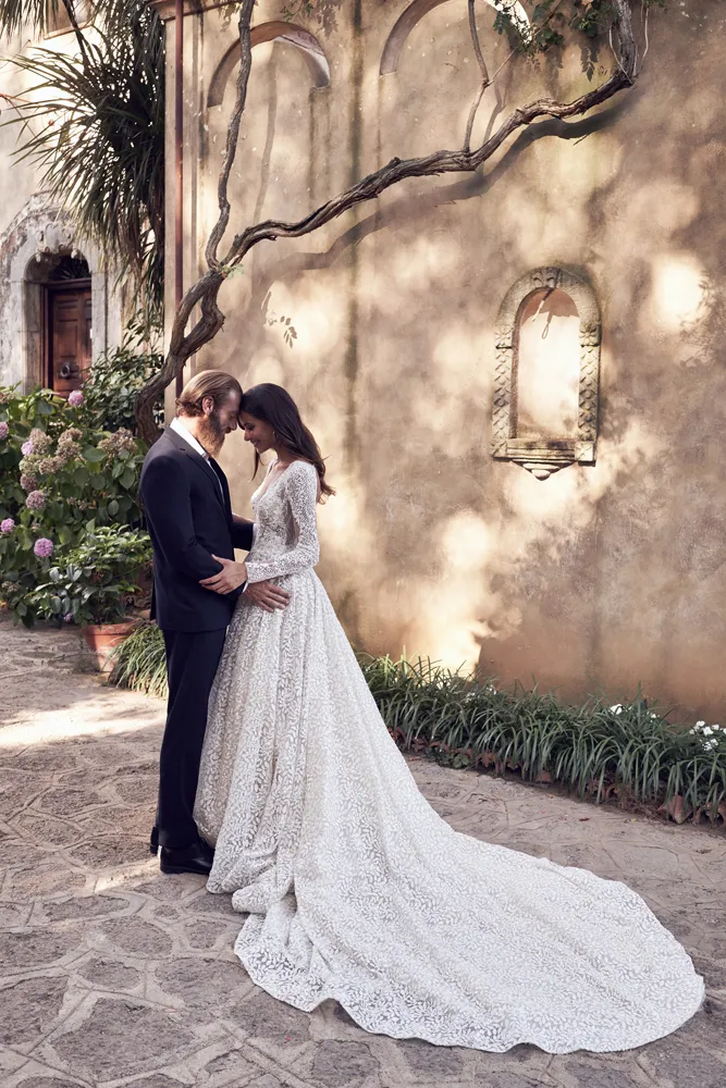 Elegant Long Sleeve A-Line Beach Wedding boho Wedding dress with V-Neck and Lace Applique for Country Garden Bridal Gowns