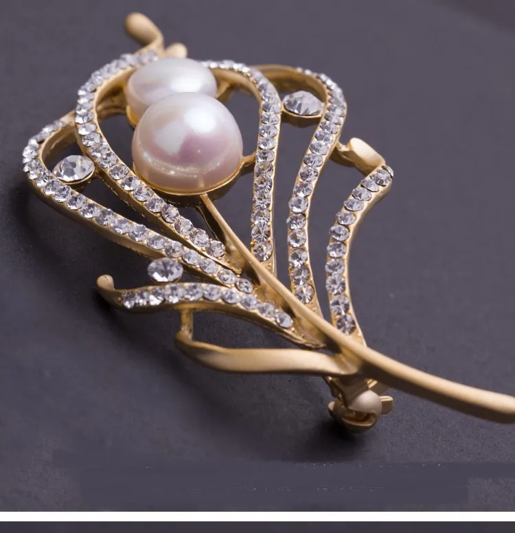 Fashion- freshwater pearl brooch corsage 11-12mm natural pearl diamonds clothing accessories corsage pin simple Japanese and Korean mosaic