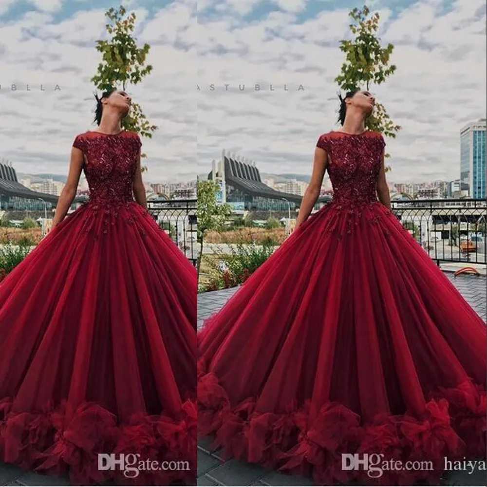 Burgundy Ball Gown Prom Klänningar Illusion Lace Applique Crystal Beaded Cap Sleeves Ruffles Tulle Puffy Custom Plus Size Formella kvällsklänningar