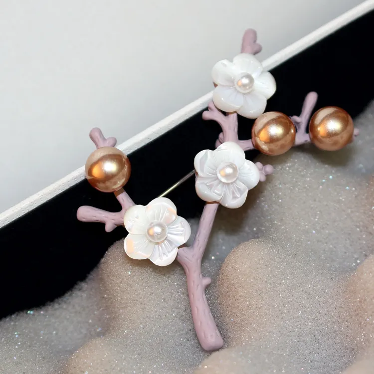 Nuovo designer di lusso alla moda di moda Cute Beaorly Pearl Shell Flower Tree Elegant Pin Specere Gioielli per ragazze femminili