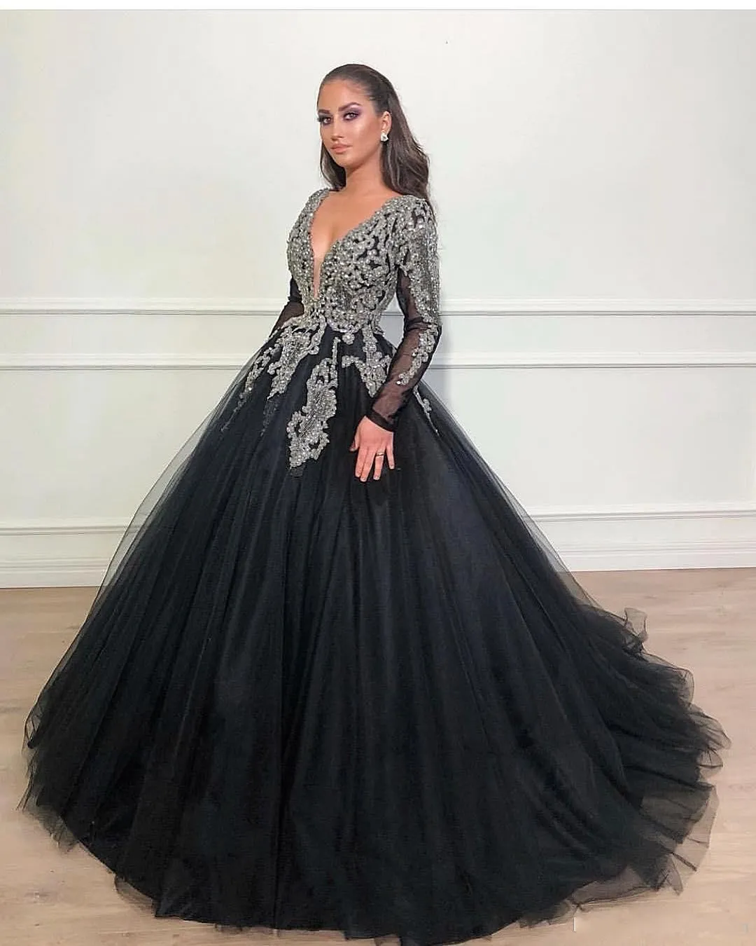 2020 billig bling svart boll klänning quinceanera klänningar v nacke applikationer kristall pärlstav tulle puffy långa ärmar plus storlek fest prom klänningar