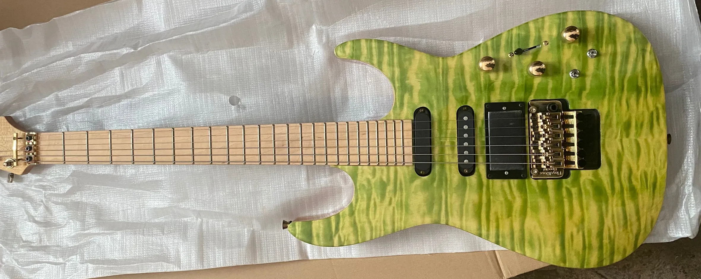 ترقية PC1 Phil Collen Qulit Maple Top Green Electric Guitar أصلي Floyd Rose Tremolo ، قفل الجوز ، بطارية 9 فولت نشطة