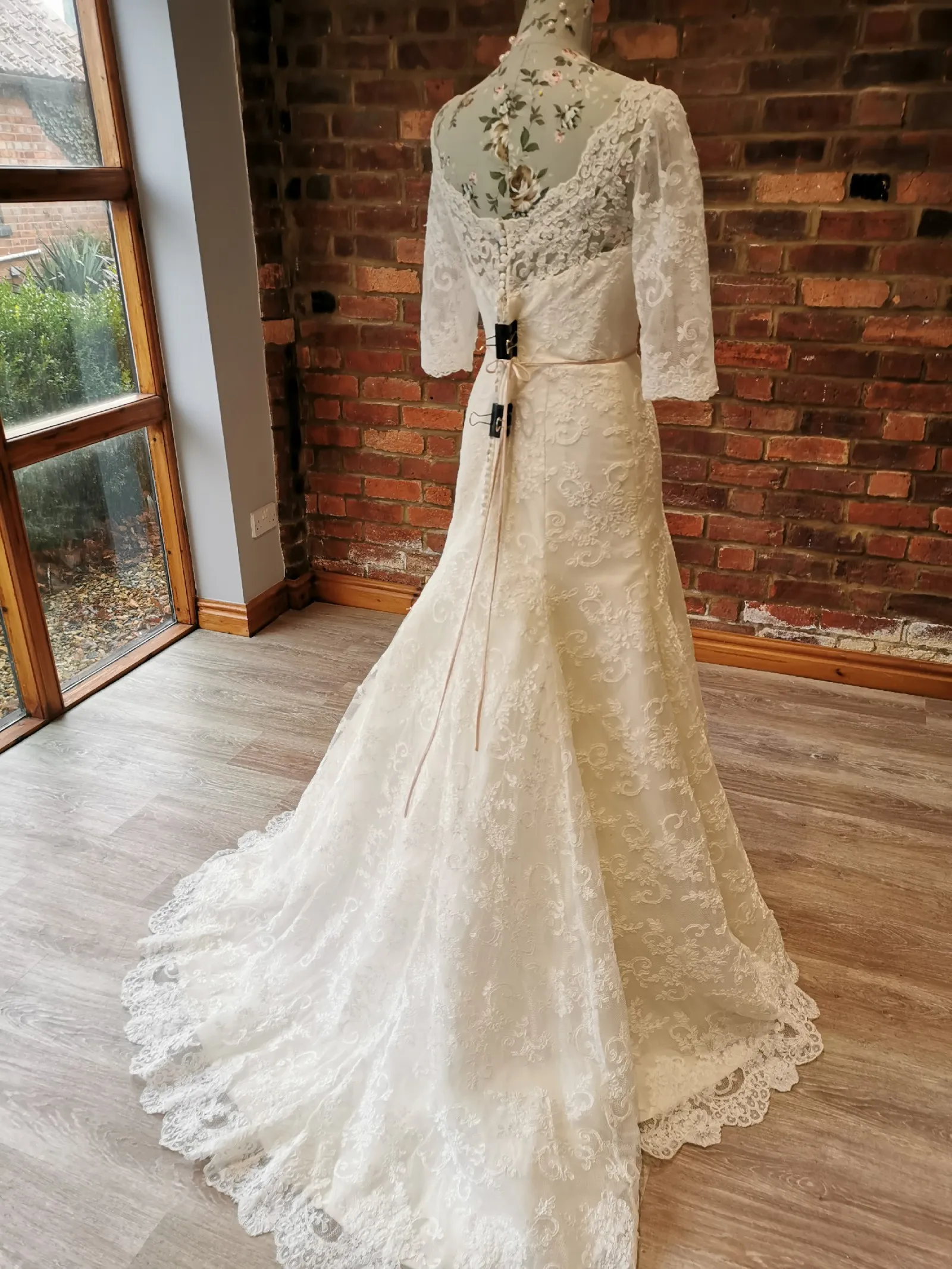 フィットとフレアドレスカジュアルでエレガントなレースウェディング  