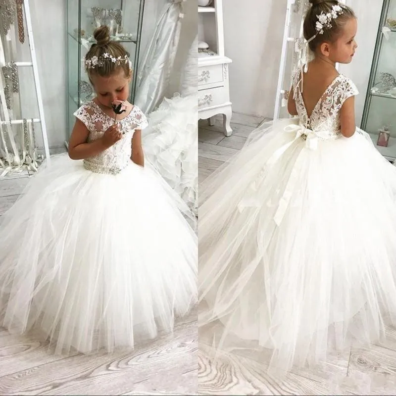 Nyaste vita bollklänning Flower Girl Dresses for Weddings Jewel Backless Kortärmad Sash Beading First Communion Dress Kids Födelsedagklänningar