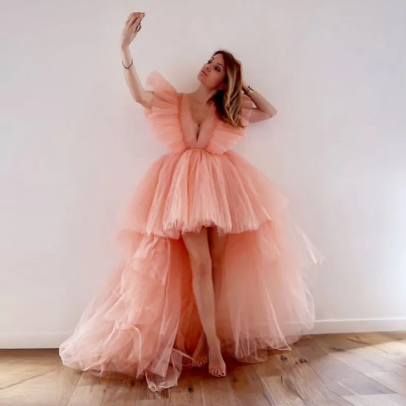 2020 Jednoczesny element Trendy Tulle Blush Różowy Wielopięciowy Tulle Prom Dresses Deep V Neck Ruched Wysokie Niski Warszały Ruffles Tutu Suknie wieczorowe