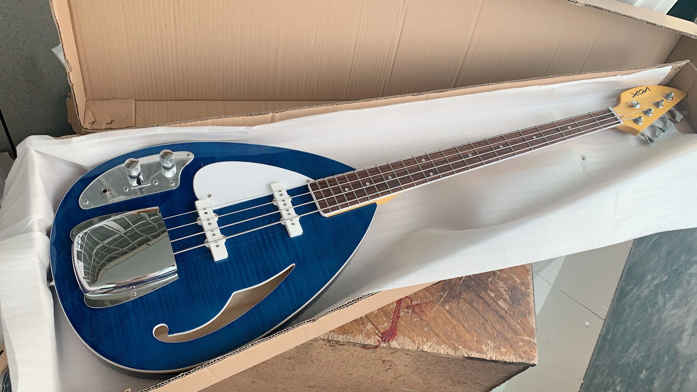 Linkshänder-4-Saiter-Bass VOX blauer Halbhohlkörper-Linkshänder-E-Gitarre BASS F-Loch-Korpus Chrom-Hardware