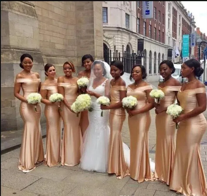 2019 Afrikansk av axeln Satin Mermaid Long Bridesmaid Dresses Strapless Ruched Golvlängd Bröllop Guest Maid of Honor Dresses