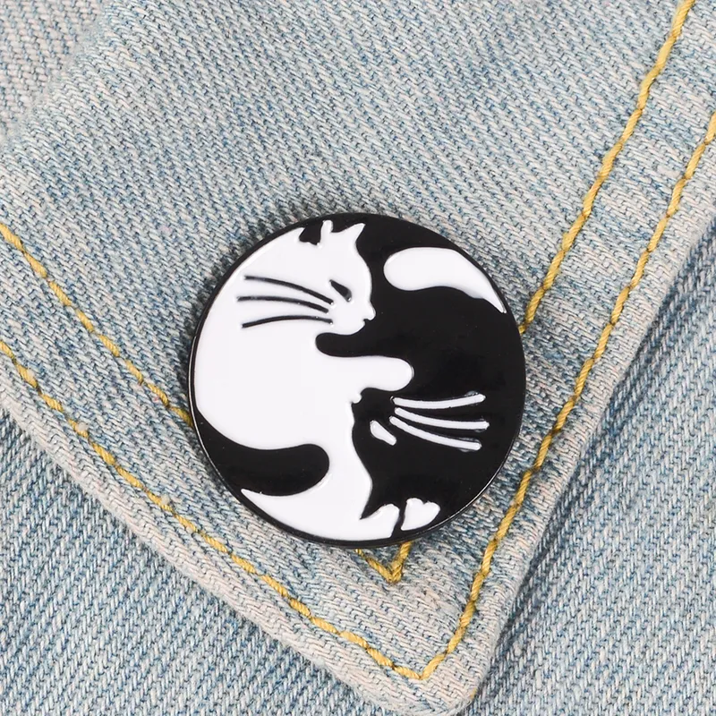 Compra online de Pinos de esmalte de gato preto e branco abraçando
