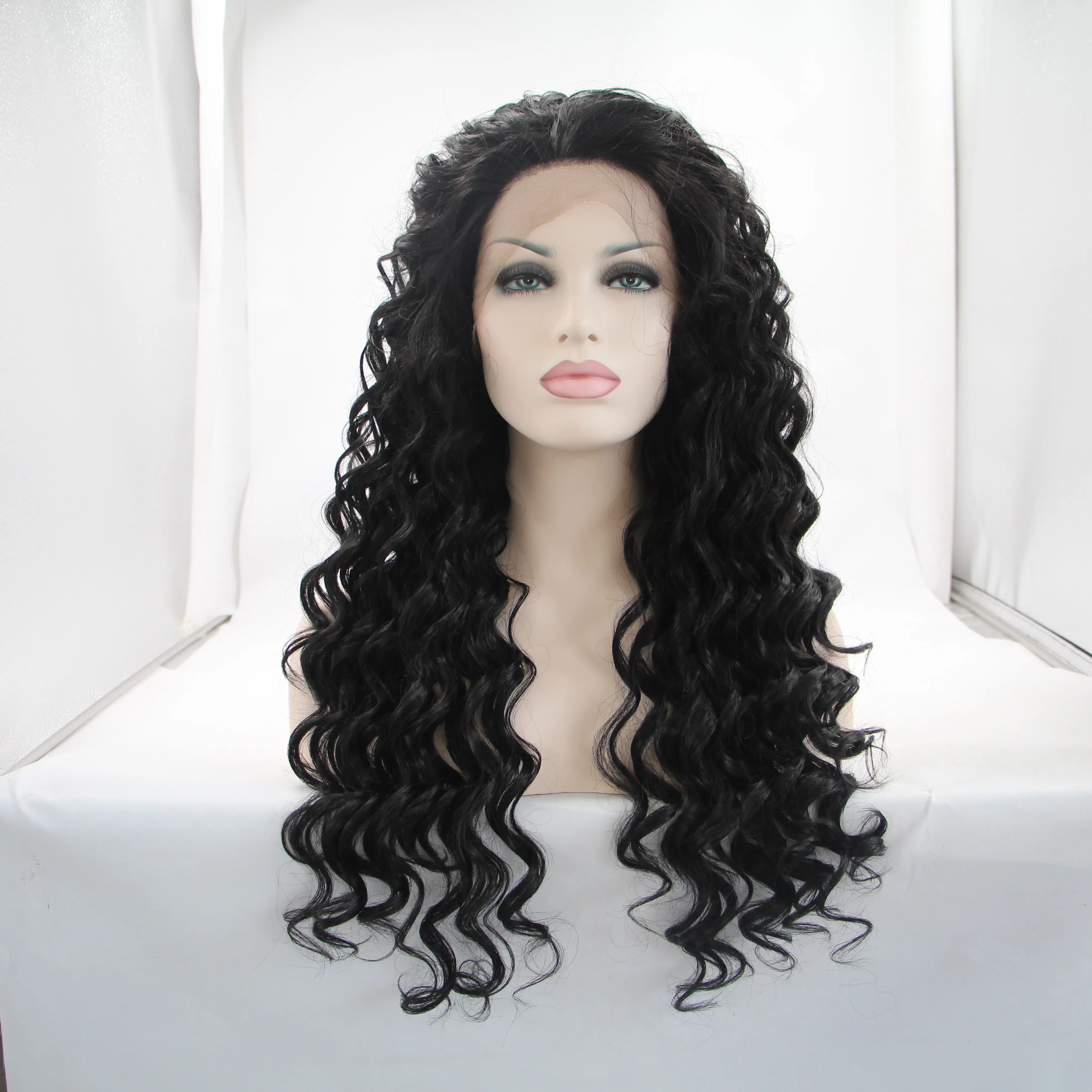 Высокотемпературное волокно Безлистые бразильские волосы длинные глубокие волны натуральный черный синтетический кружевной фронт для женщин