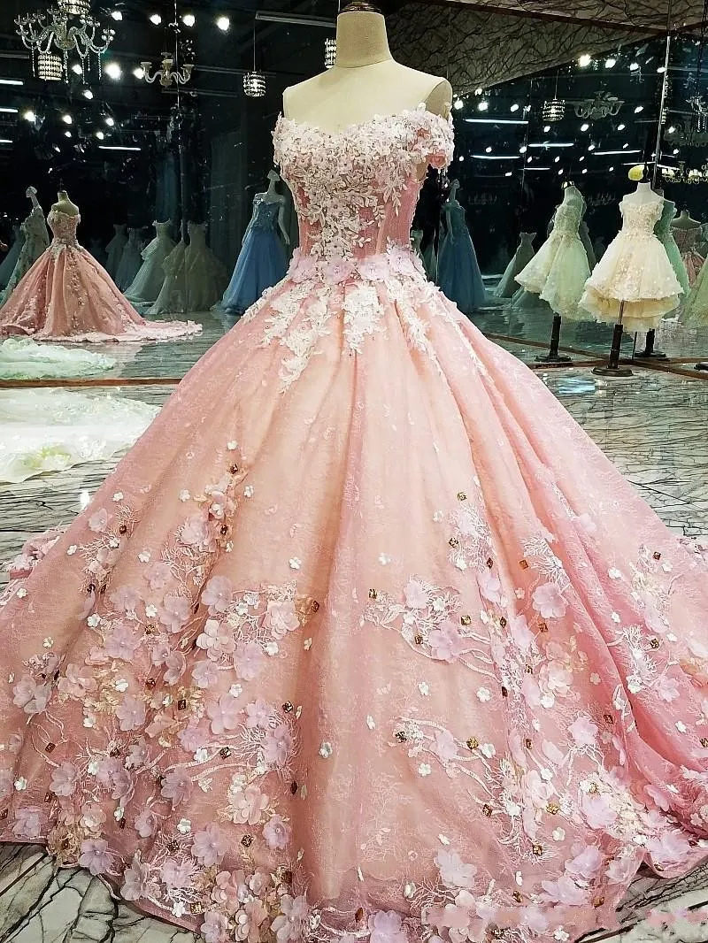 2020 Nowa luksusowa suknia kulkowa Quinceanera Suknie Off The Ramię Koronki Aplikacje Crystal Zroszony z kwiatami Słodkie 16 Party Prom Suknie wieczorowe