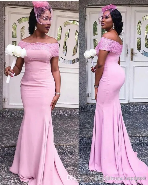 Sexy barato laço rosa sereia dama de honra vestidos fora do ombro comprimento do chão cetim plissados ​​casamento vestido de convidado de dama de honra