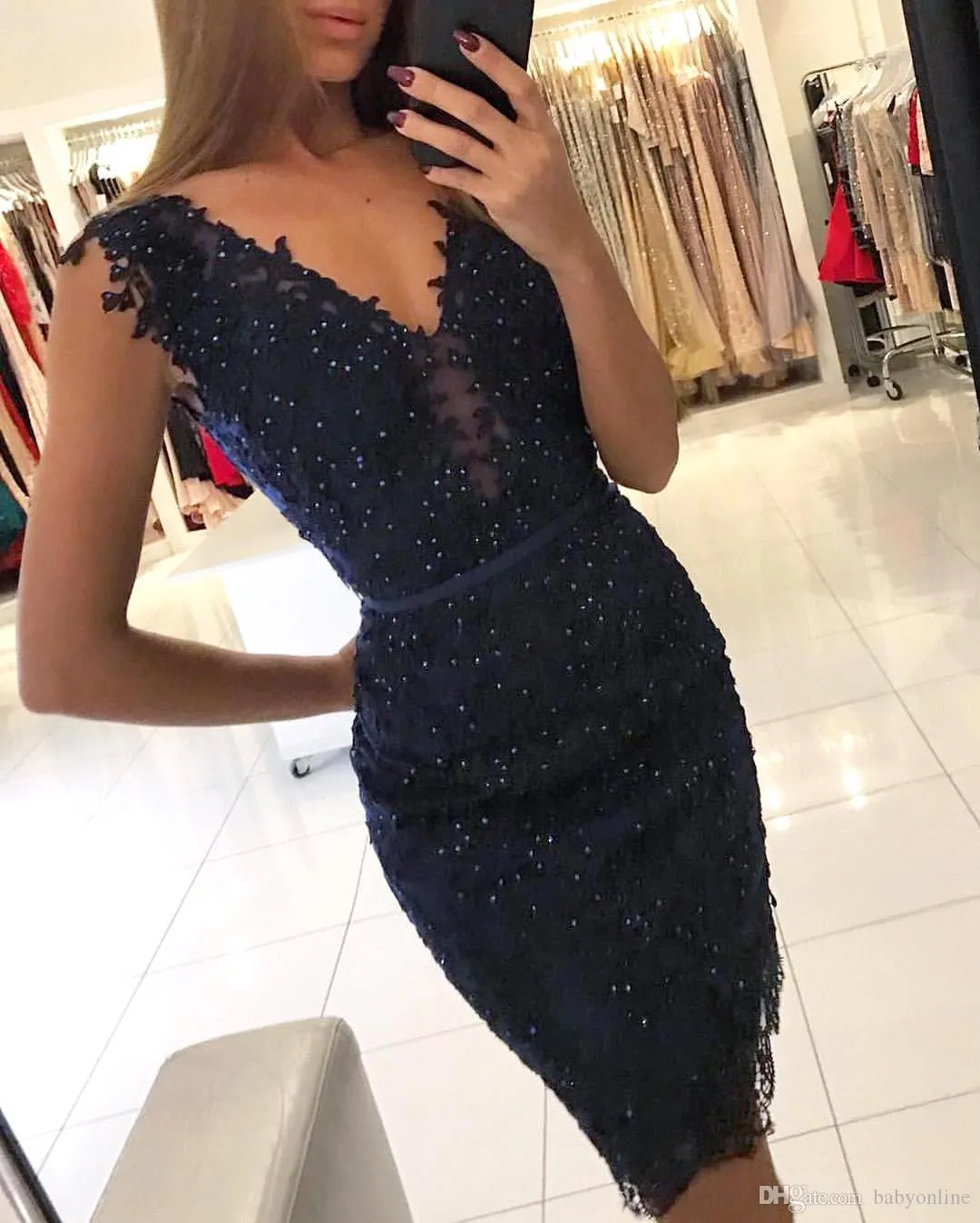 Novo designer Dark Navy Mini vestidos de cocktail de bainha curta Apliques com miçangas V Vestidos de noite do joelho de pescoço