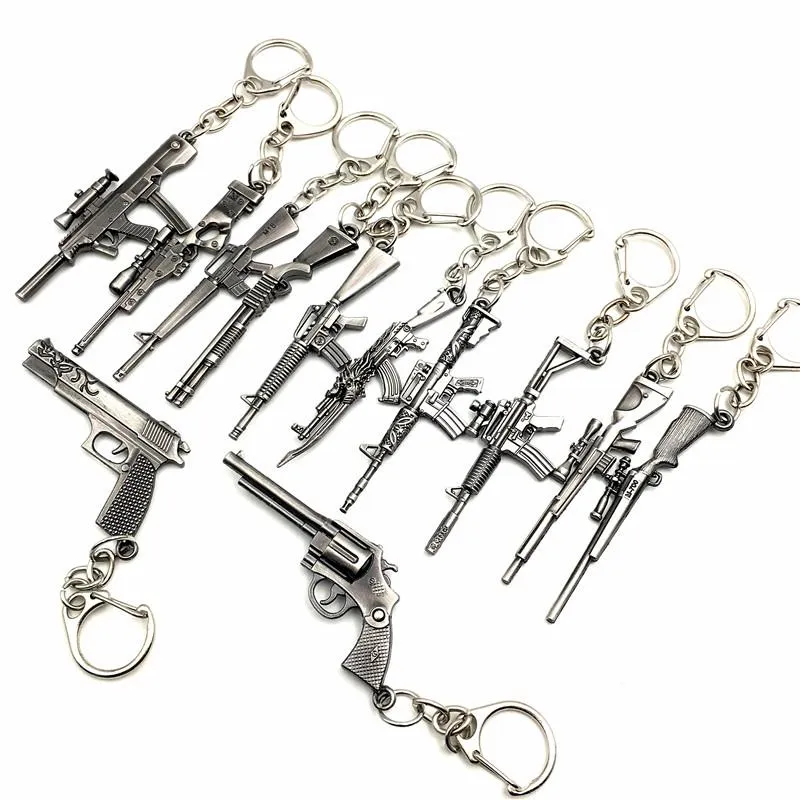 Groothandel 50 stks / partij Game Gun Model Sleutelhanger Metalen Legering Key Rings Keys Houders Grootte 6cm Blister Kaart Pakket Sleutelhangers