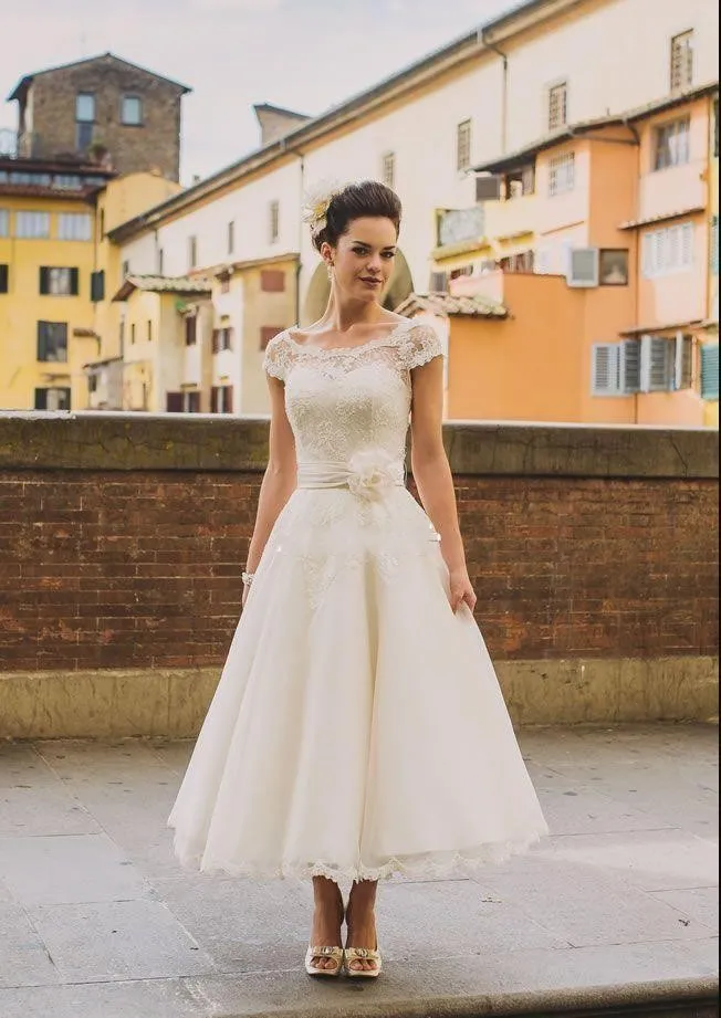 Abiti da sposa vintage corti economici 2020 Maniche ad aletta Perline di pizzo Cintura a fiori Bottoni pieghettati Lunghezza alla caviglia Fusciacca Abiti da sposa in organza