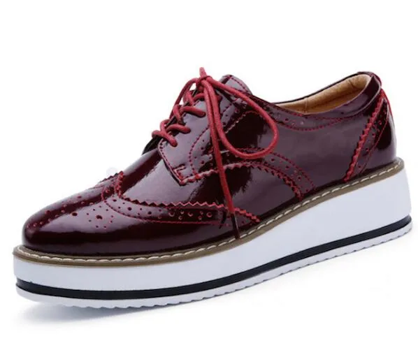 뜨거운 판매 플랫폼 옥스포드 브로그 플랫 신발 특허 가죽 레이스 업 뾰족한 발가락 브랜드 베이지 색 덩굴 통기성 빈티지 신발