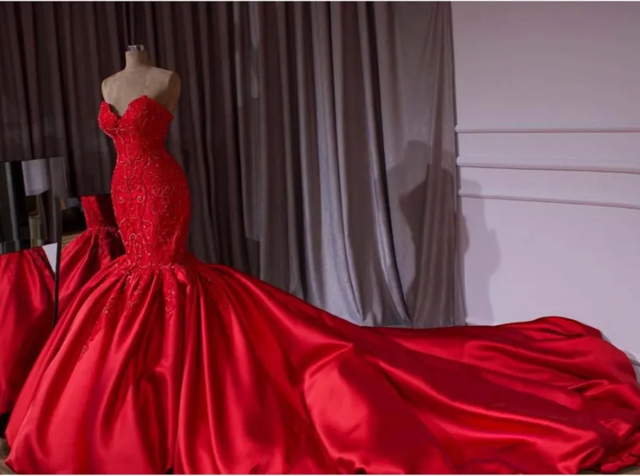 Abiti da sposa a sirena con perline rosse di lusso Dubai 2020 Abiti da sposa a tromba in cristallo di pizzo Treno reale Sweetheart Robe De Mariee2956