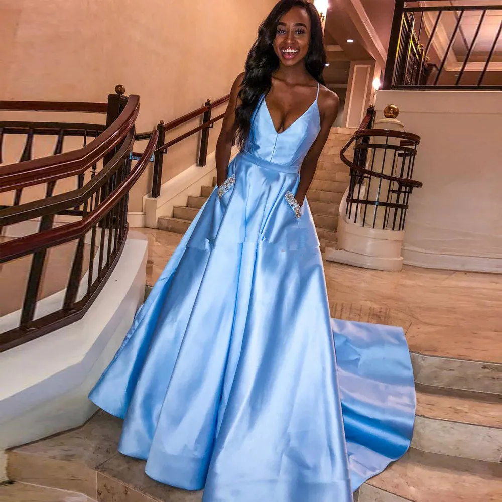 Bezaubernde hellblaue Satin-Abschlussballkleider mit Perlentaschen, Trägern mit V-Ausschnitt, lange Abendkleider, hochwertiges Partykleid