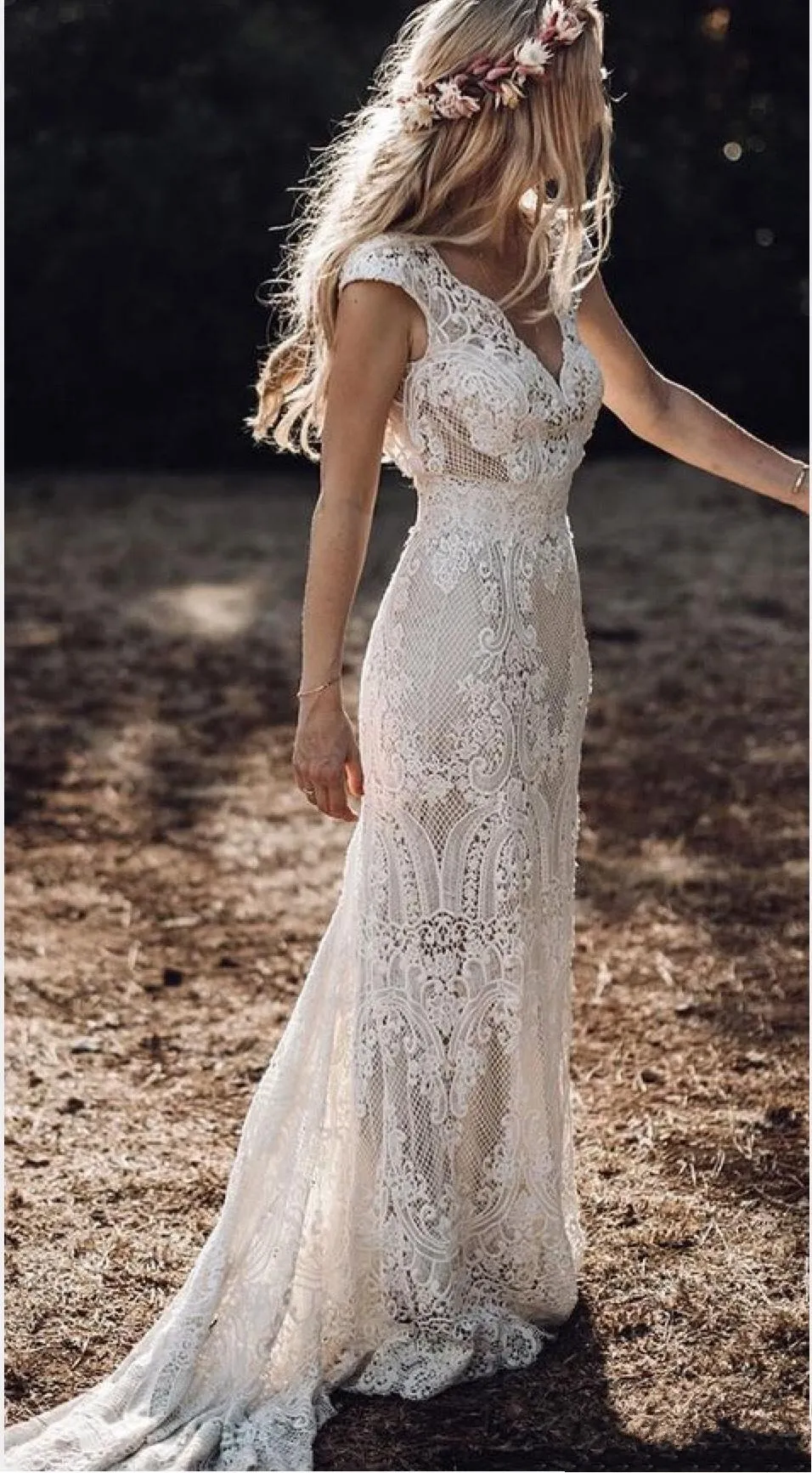 New Hot Luxury Bohemian Country Une ligne Robes de mariée V Neck Cap Sleeves Full Lace See Through Court Train Gaine Robes de mariée formelles