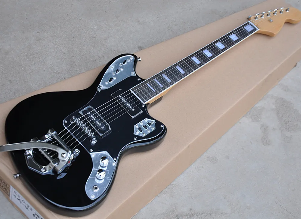 Fabriks grossist svart elektrisk gitarr med tremolo bar, p 90 pickup, rosewood fretboard, svart pickguard, som erbjuder anpassad service