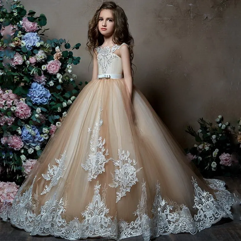 2020 Ny söt blomma flicka klänningar för bröllop bollklänning tulle applikationer spets beaded long first communion klänningar liten tjej