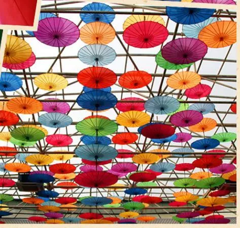 Parasols en papier de mariage de mariée Mélange fait à la main Parapluie en bambou droit chinois de couleur