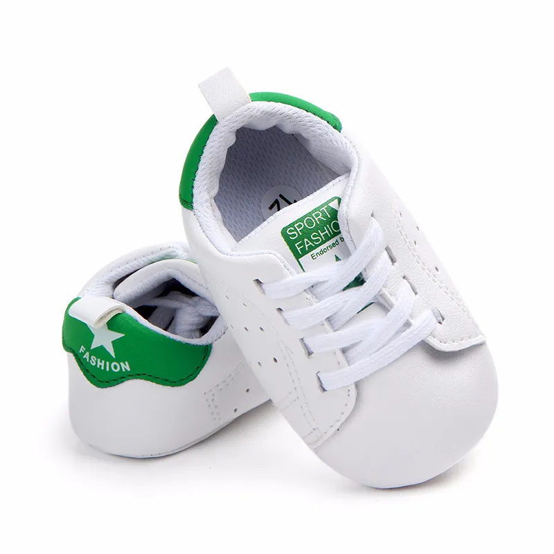 古典的な子供の赤ちゃん子供男の子の女の子の床の靴秋のファッションPUの格子縞の滑り止めの柔らかい幼児の最初の歩行者