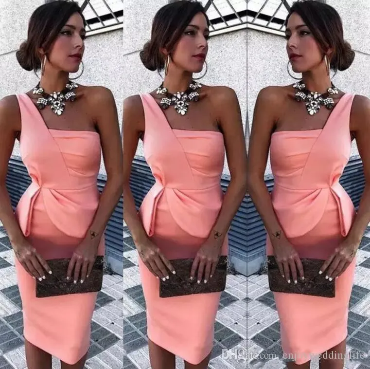 Sexy, billig, einfach, eine Schulter, kurzes Etuikleid, Cocktailparty-Kleider, Satin, Rüschen, knielang, kurzes Abschlussballkleid, formelles Kleid, Partykleidung