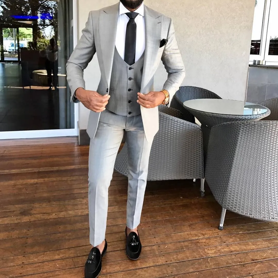 Costumes pour hommes sur mesure gris clair costumes de mariage trois pièces (veste + gilet + pantalon) les garçons d'honneur portent des smokings de haute qualité pour bal formel