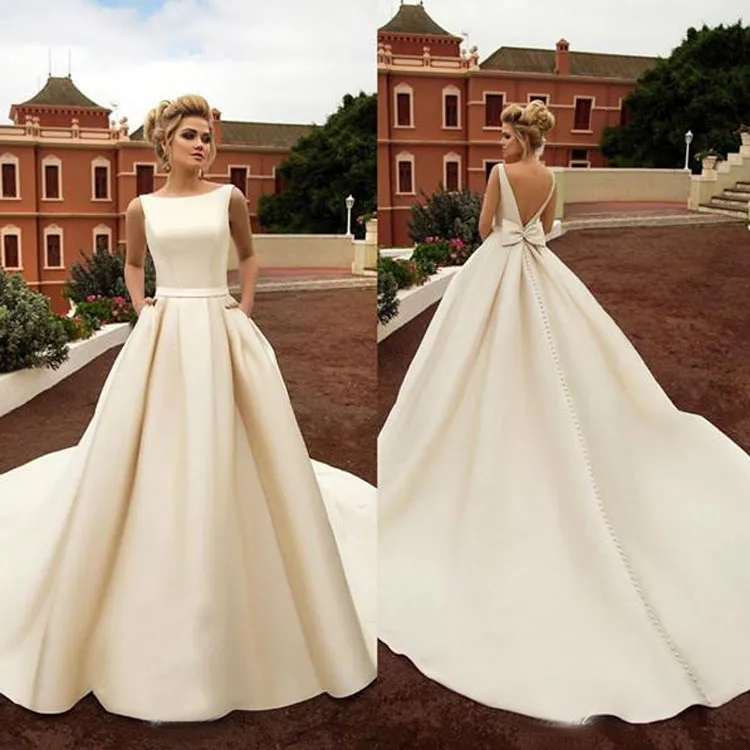 2020 Abiti da sposa da spiaggia Raso Bateau Neck senza maniche Sweep Train Abiti da sposa Abiti da sposa senza schienale