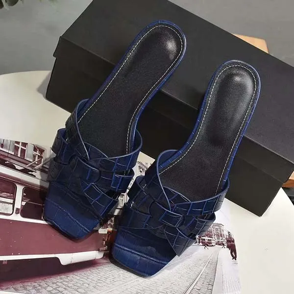 고전적인 고품질 디자이너 신발 이탈리아 호화스러운 진짜 가죽 옥외 여자 평지 우연한 신발 유행 슬리퍼 여름 샌들