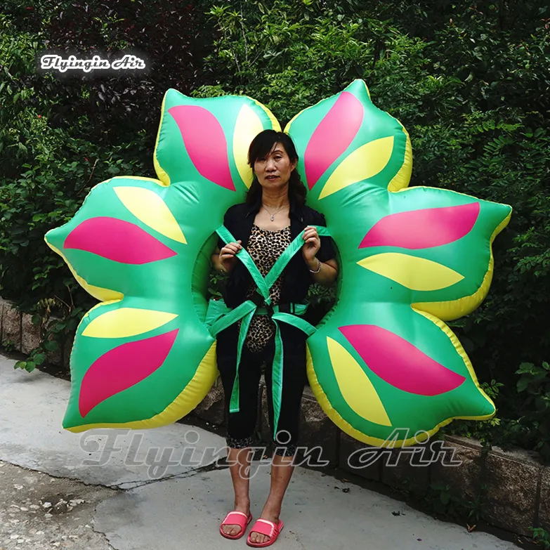 Vestito gonfiabile da passeggio per performance sul palco da passerella, costume da esplosione colorato indossabile da 2 m, vestito da ali di fiori per sfilata
