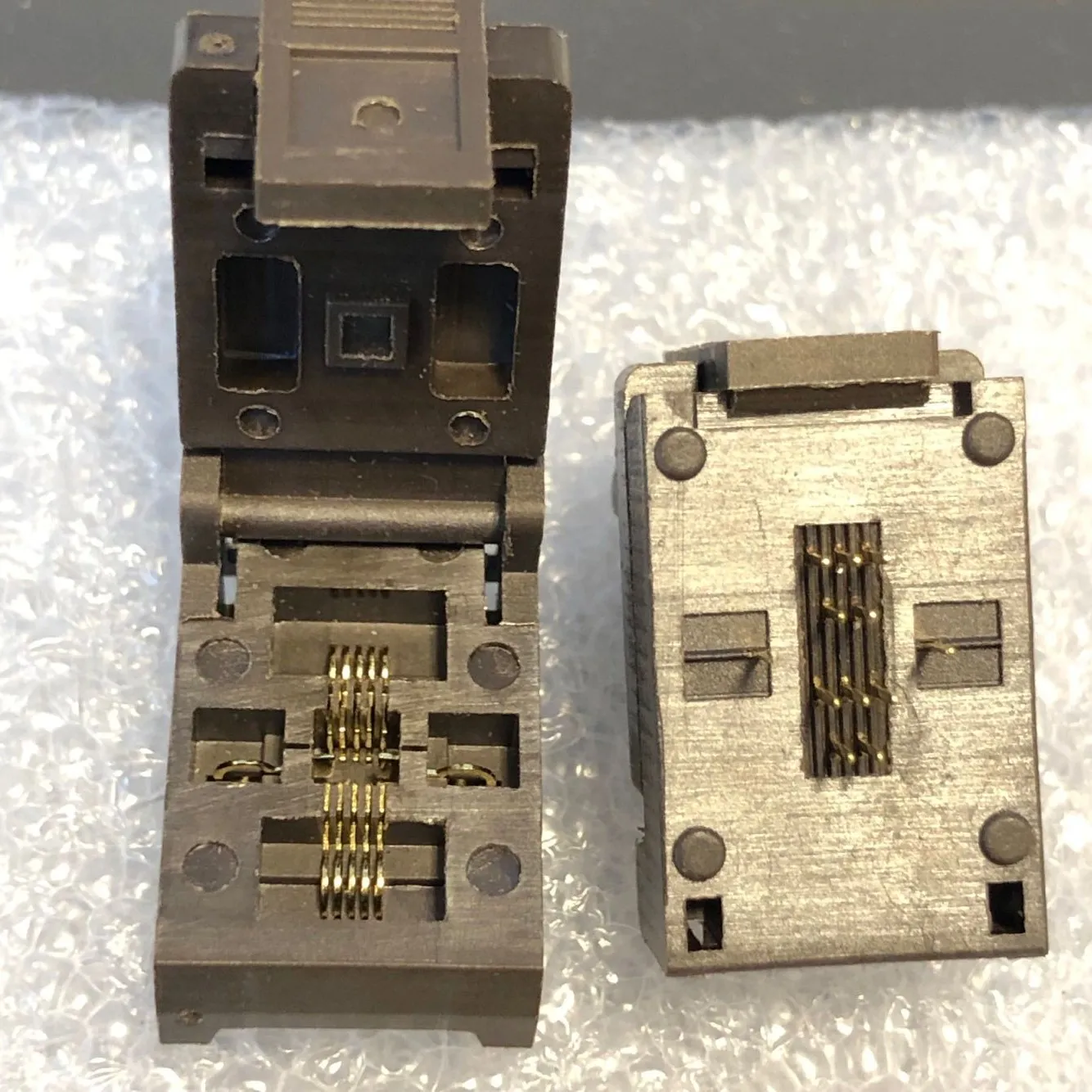 QFN10-0.5-3X3 IC 테스트 소켓 QFN10P 0.5mm 피치 3x3mm DFN10, 2 개의 접지 핀 버닝 인서트