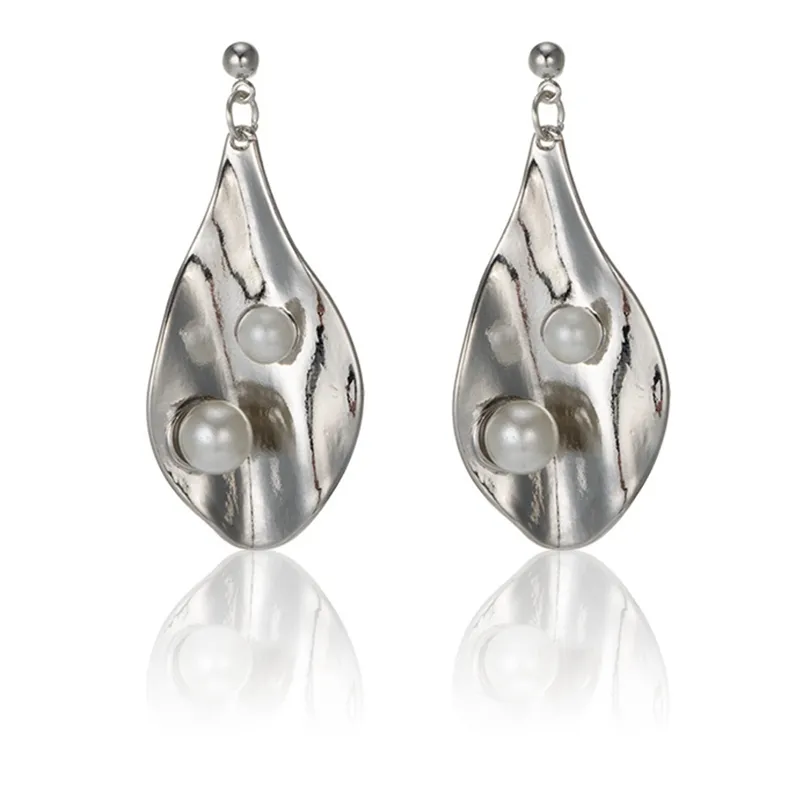 Boucles d'oreilles en alliage de perles de pétales de gouttelettes d'eau irrégulières 2 boucles d'oreilles pendantes en coquille de perles pour femmes filles plaqué or 14 carats