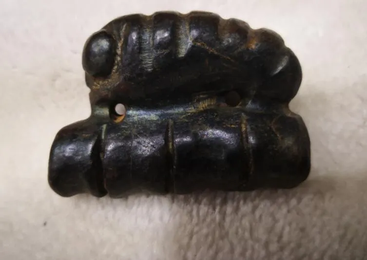 Coleção de cultura de montanha vermelha cigarra de ferro esculpida por meteoritos pingente