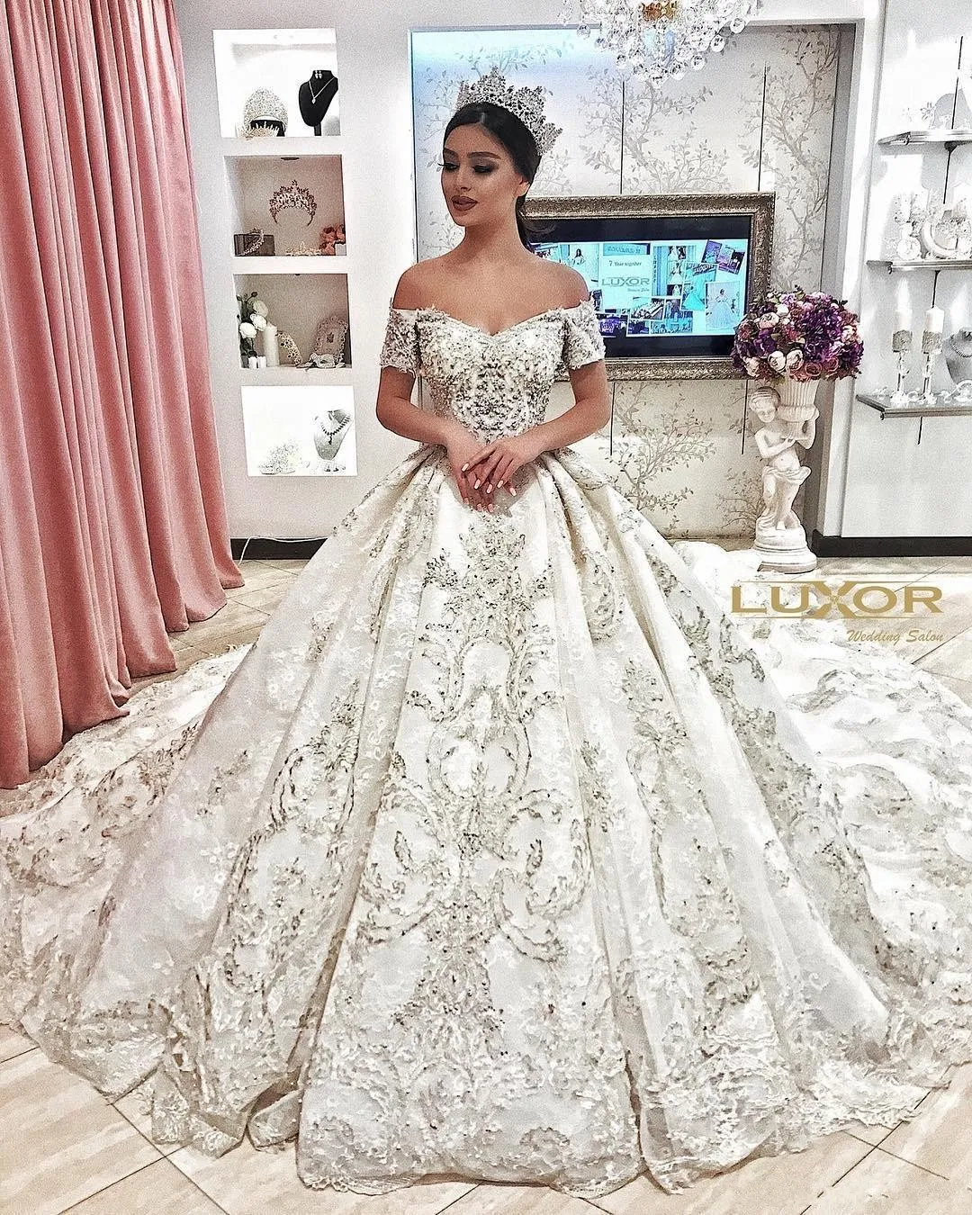 2023 Luxury Dubai A Line Wedding Dresses Off Shoulder Lace Appliques Beaded Crystal Chapel Train Arabic Plus Size Formal Bridal Gowns