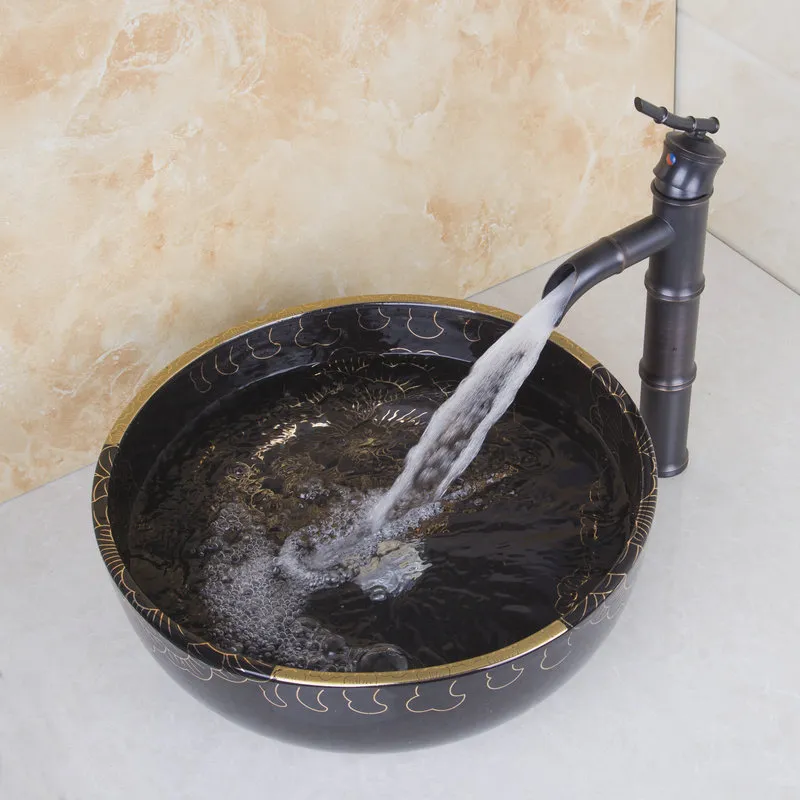 Neues schwarzes Top-Waschbecken aus hochwertiger Keramik in Schwarz mit Pfingstrosenmuster + Waschbecken aus heißem und kaltem Bambus aus Kupfer