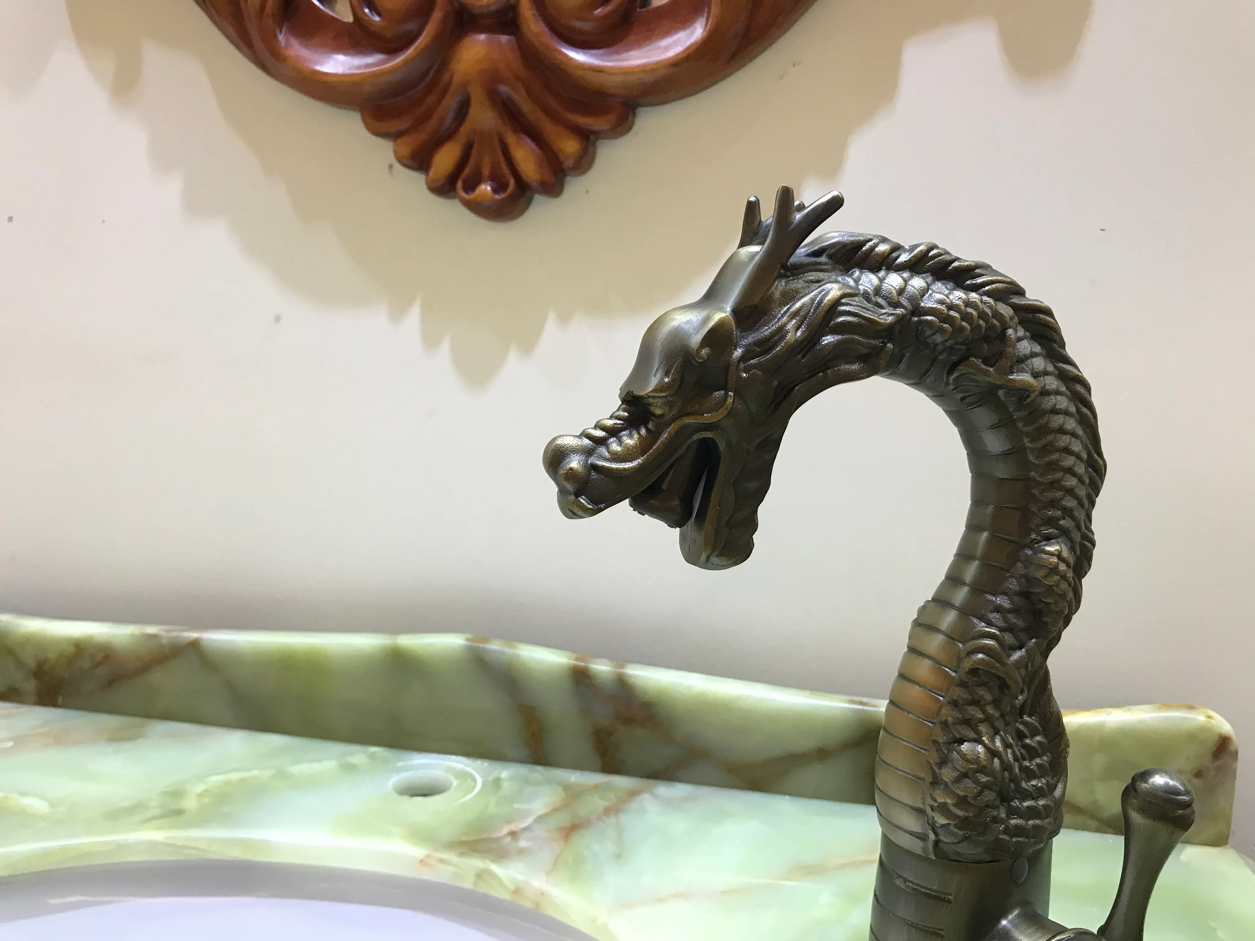 Antik bronz tek delik / kolu banyo lavabo lavabo ejderha mikser musluk Güverte Üstü lüks dokunun