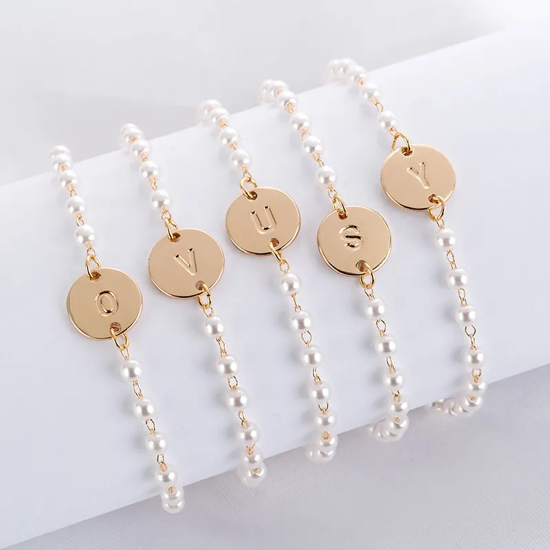 El oro del diseño popular joven dama que más regalos / plateado pulsera blanca de la perla pulsera del encanto de la letra de la aleación 26