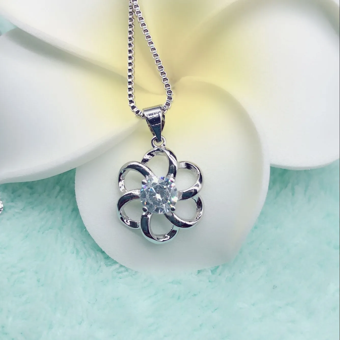 Exquisite Flower Pendant Necklace For Women Fashion Jewelry