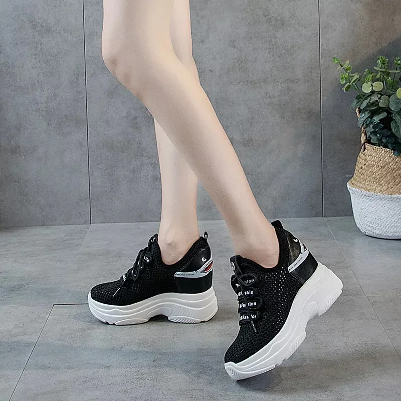 뜨거운 판매 - 통기성 여성 신발 스니커즈 하이힐 8cm 레이디 캐주얼 흰색 신발 레저 플랫폼 높이 증가 신발