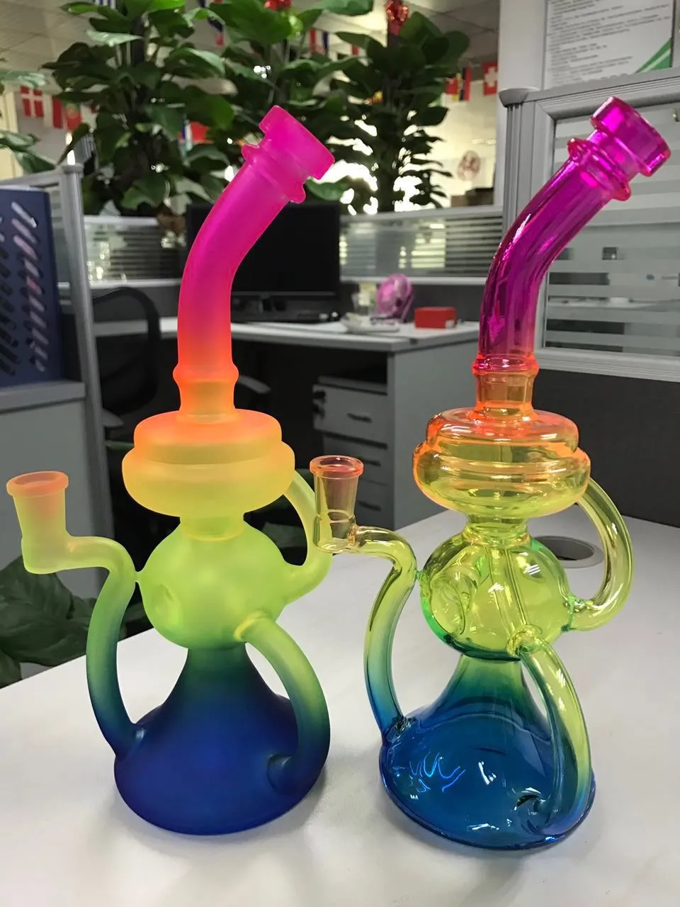 10 inch Rasta Glazen Bong Waterleiding Unieke recycler rode bedwelmende glazen dab rig goede kwaliteit booreiland met banger