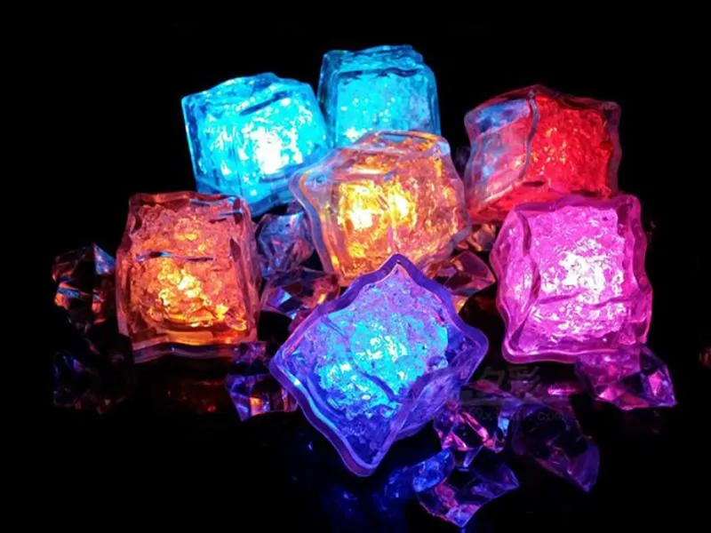 Kvalitet Flash Ice Cube Vattenaktiverad Flash LED Light sätta i vattendryck Flash automatiskt för Party Wedding Bars Jul 111