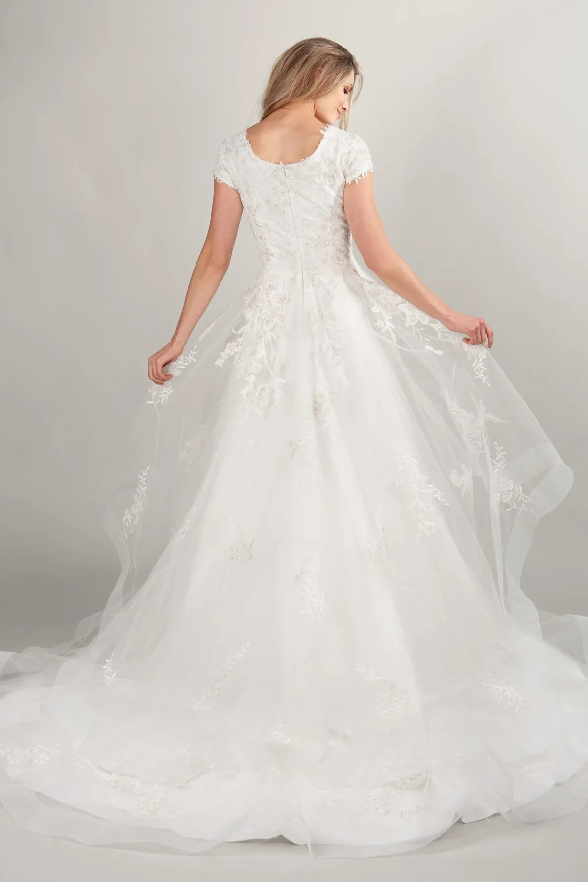 Modest 2019 A Line Lace Tulle Short Sleeve Wedding Dress With Cap