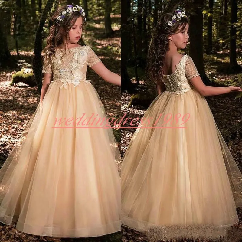 Modest Lace Flower Girls Dresses Girls Party Half Sleeve Tulle Toddler Pagant Baby Födelsedagklänningar Kids Formell Wear First Communion Dress