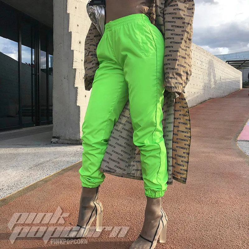 Pantaloni fluorescenti sale