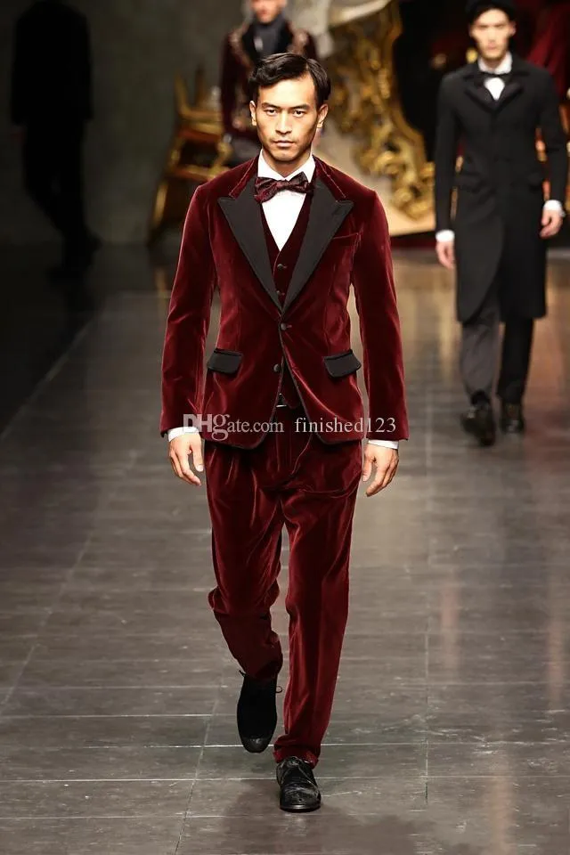 Smoking da sposo alla moda a due bottoni in velluto rosso scuro con risvolto a punta Abiti da uomo Matrimonio / Ballo / Cena Blazer da uomo migliore (giacca + pantaloni + gilet + cravatta) W239