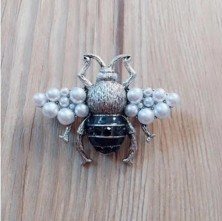 Fashion- retrò vecchio stile piccola ape forma spilla dimensione perla intarsiato insetto pin abbigliamento accessori spilla lotto
