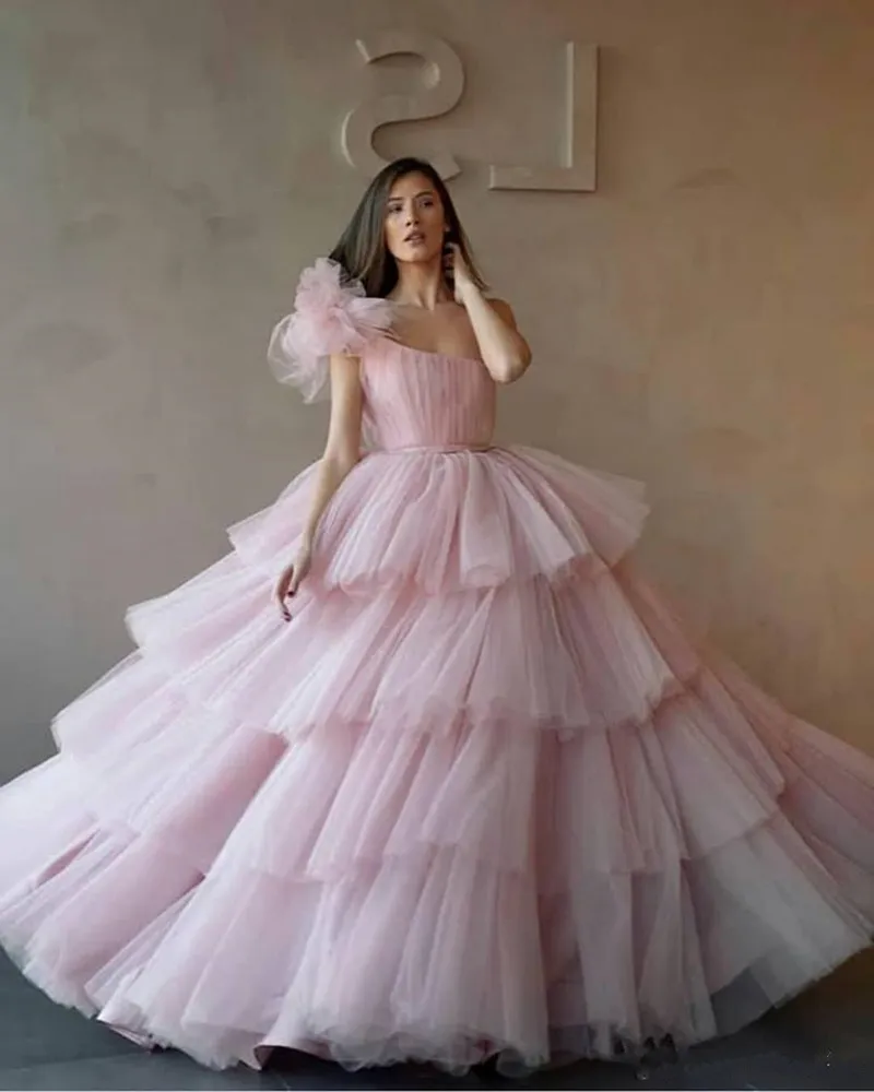 2019 Nuovi abiti da ballo monospalla Abiti Quinceanera Tulle Tiered Cupcake Abiti da ballo lunghi formali Sweet 16 Age Vestidos De Quinceanera