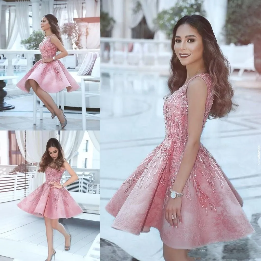 새로운 두바이 블러쉬 핑크 홈 컴컴스 드레스 Vestidos V 넥 민소매 라인 가을 졸업 드레스 비즈 짧은 칵테일 가운 BC2385