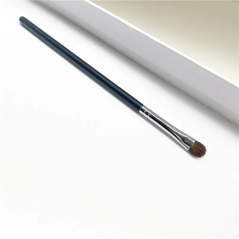 228 MINI SHADER EYE SHADOW BRUSH - Small Detailed Smoky Eyeshadow Brush